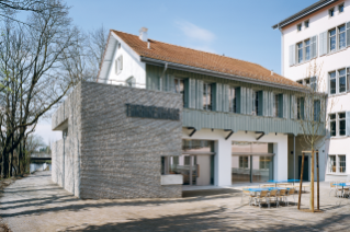 Das Gartenrestaurant mit neuem Küchenanbau mit Fassade aus gestocktem Beton (© Georg Aerni, Zürich)
